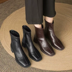 Женские короткие сапоги с квадратным носком на толстом каблуке осень 2026