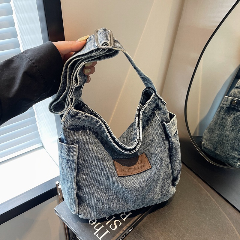 패션 양각 편지 데님 가방 2024 새로운 질감 패션 캐주얼 숄더백 시간 간단한 숄더백