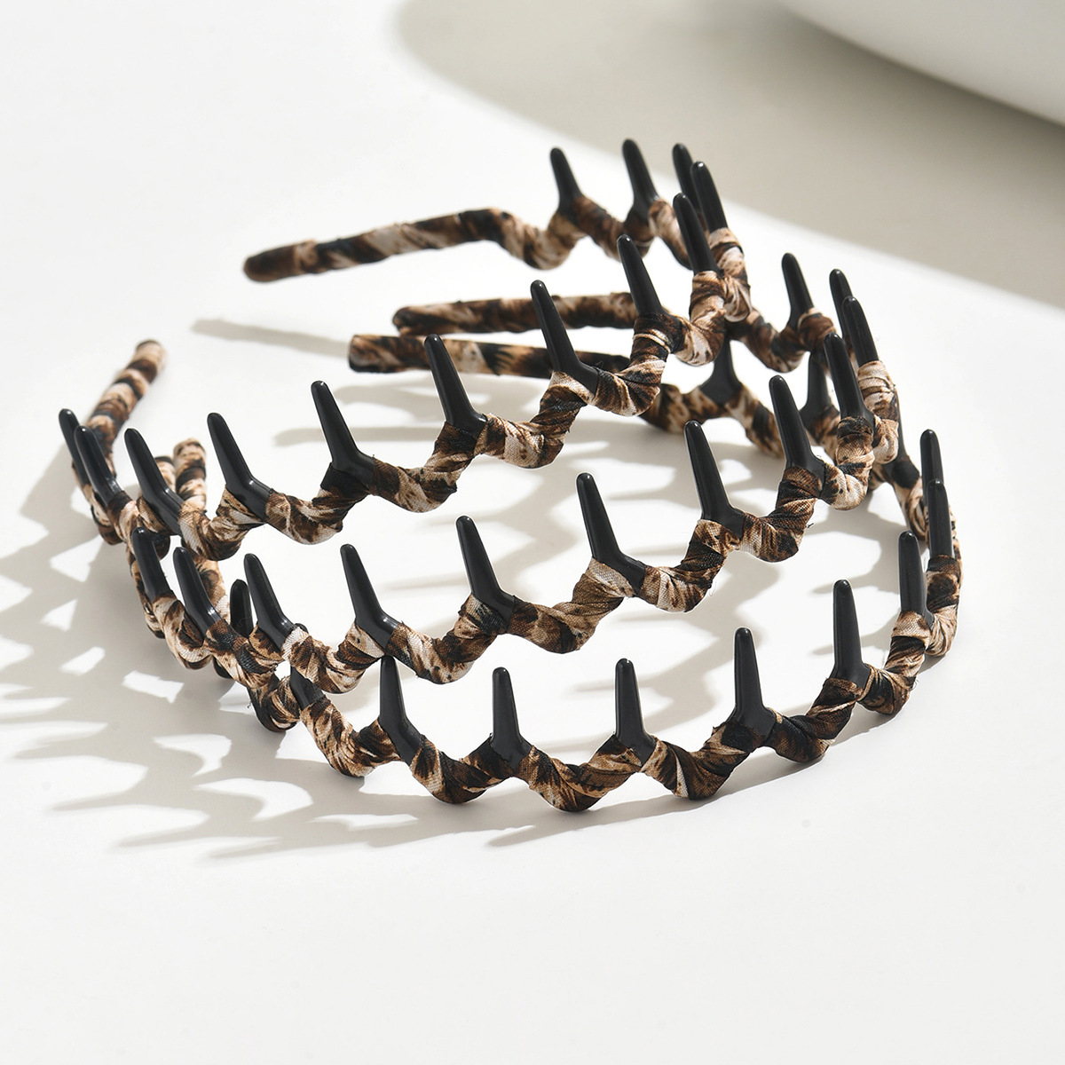 Tela esponjosa envuelta con dientes joyas para el cabello de mujer tocado ondulado leopardo joyas para el cabello al por mayor