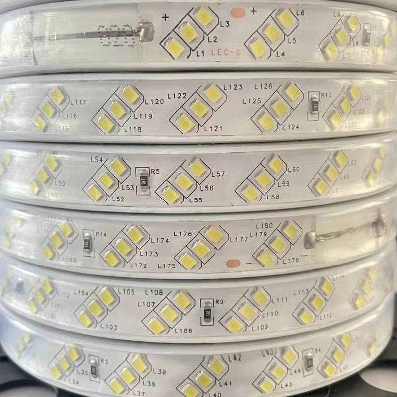 Ledライトは屋外の明るくなる工事の雰囲気を持っています。|undefined