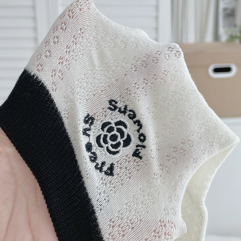 Calcetines de algodón para mujeres de verano delgados bordados coreanos calcetines transpirables mallas Zhuhai al por mayor