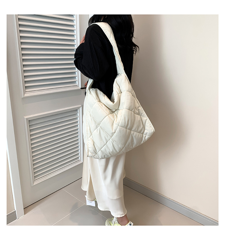 Women's Large Pu Leather Solid Color Lingge Streetwear Square Zipper Shoulder Bag display picture 9