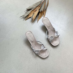 フレンチサンダルの女性2024夏の新商品の細いリボンと蝶結びの細い帯の露指の子猫とスエードの気質の涼しい女性