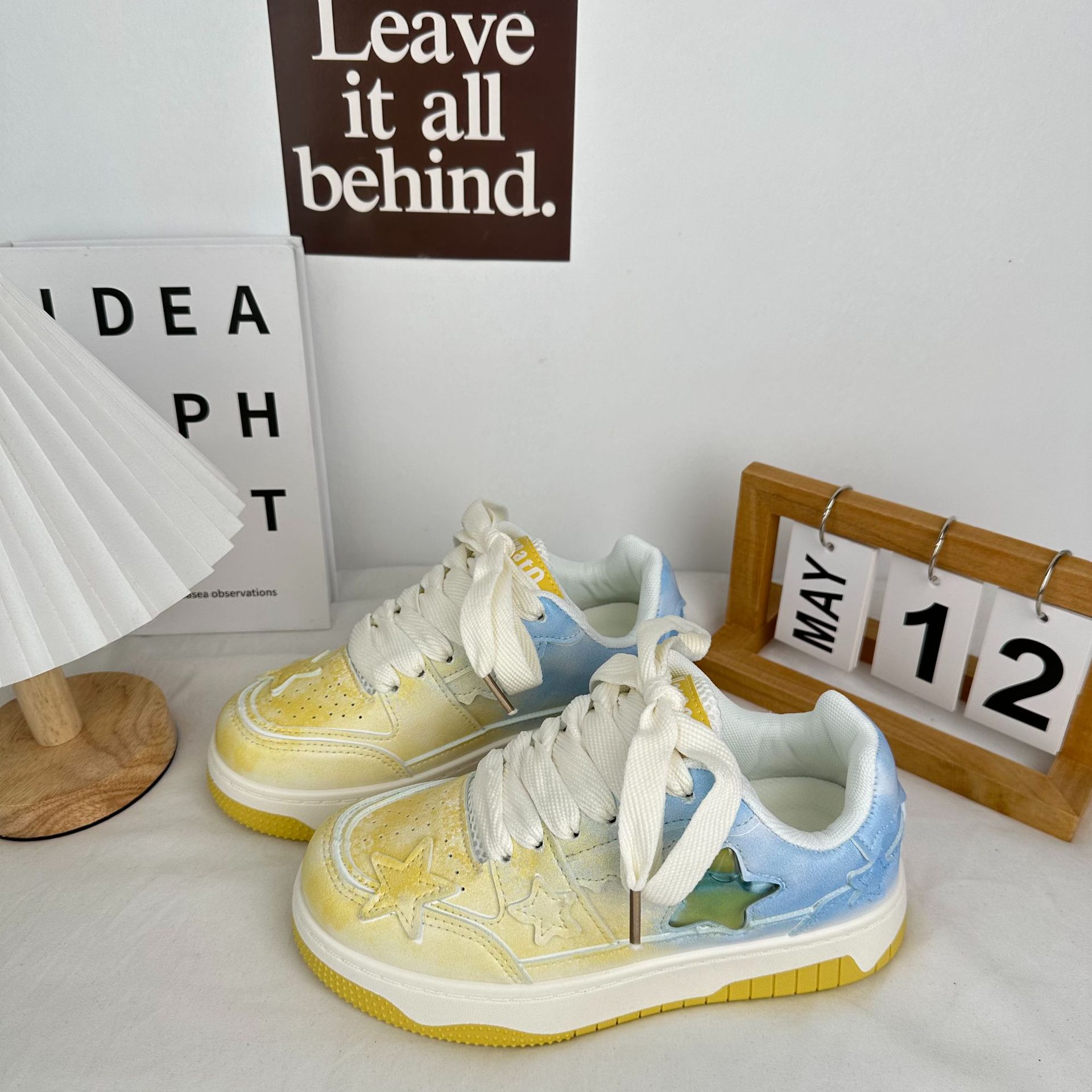 2024 primavera y verano color gradiente zapatos de skate plano coreano de estilo de Hong Kong zapatos blancos pequeños zapatos estrella zapatos de mujer
