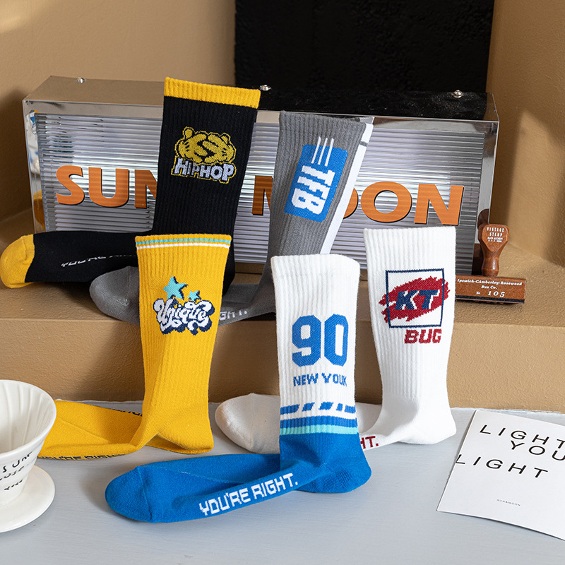 Calcetines de marea deportiva digital de algodón peinado Calcetines de algodón de color sólido calcetines de los hombres de otoño e invierno alta elástica calcetines marea al por mayor