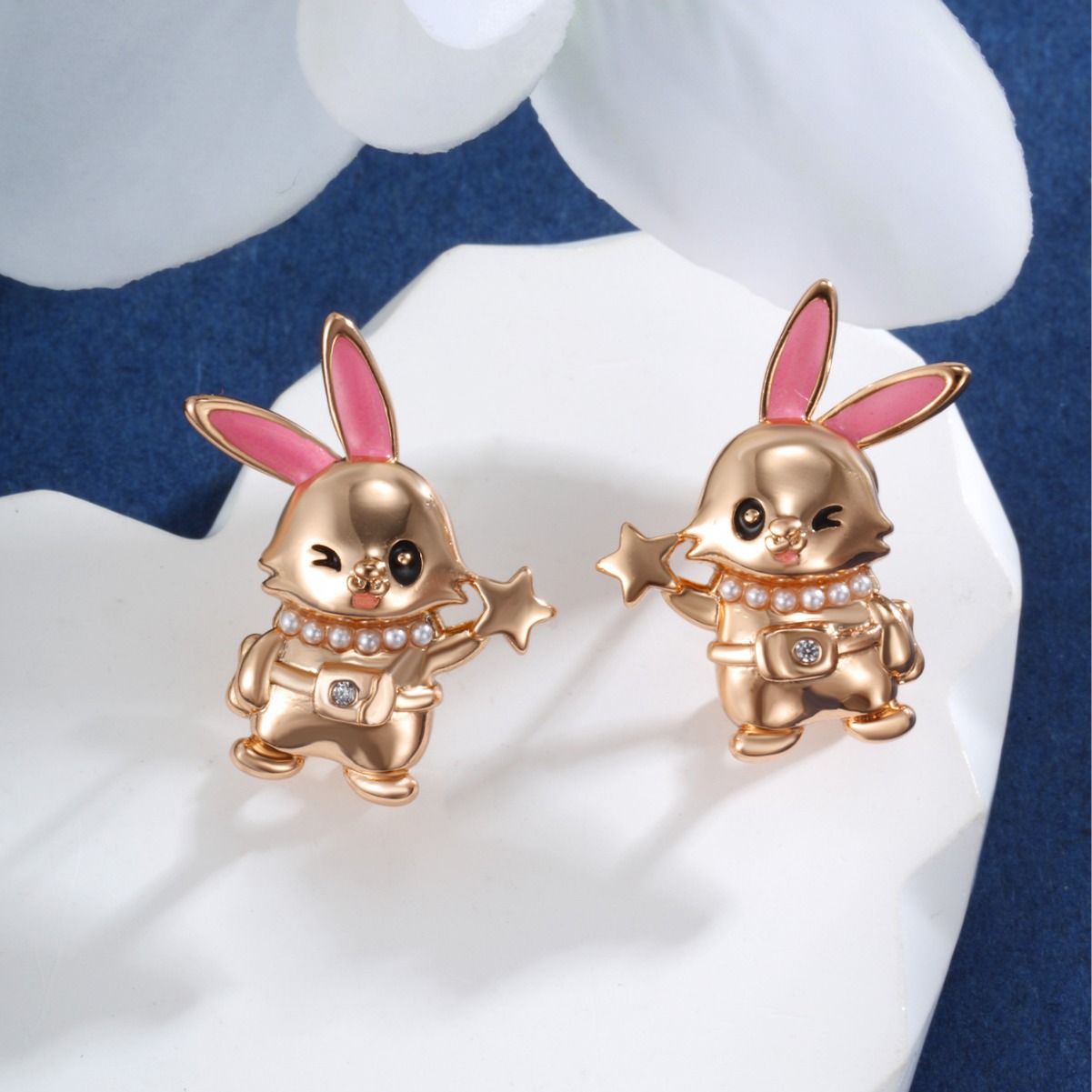 Joyería Xuping dibujos animados lindos aretes de conejo coreano de alta calidad sensación de aleación goteo de aceite imitación de perlas orejas de conejo para mujeres