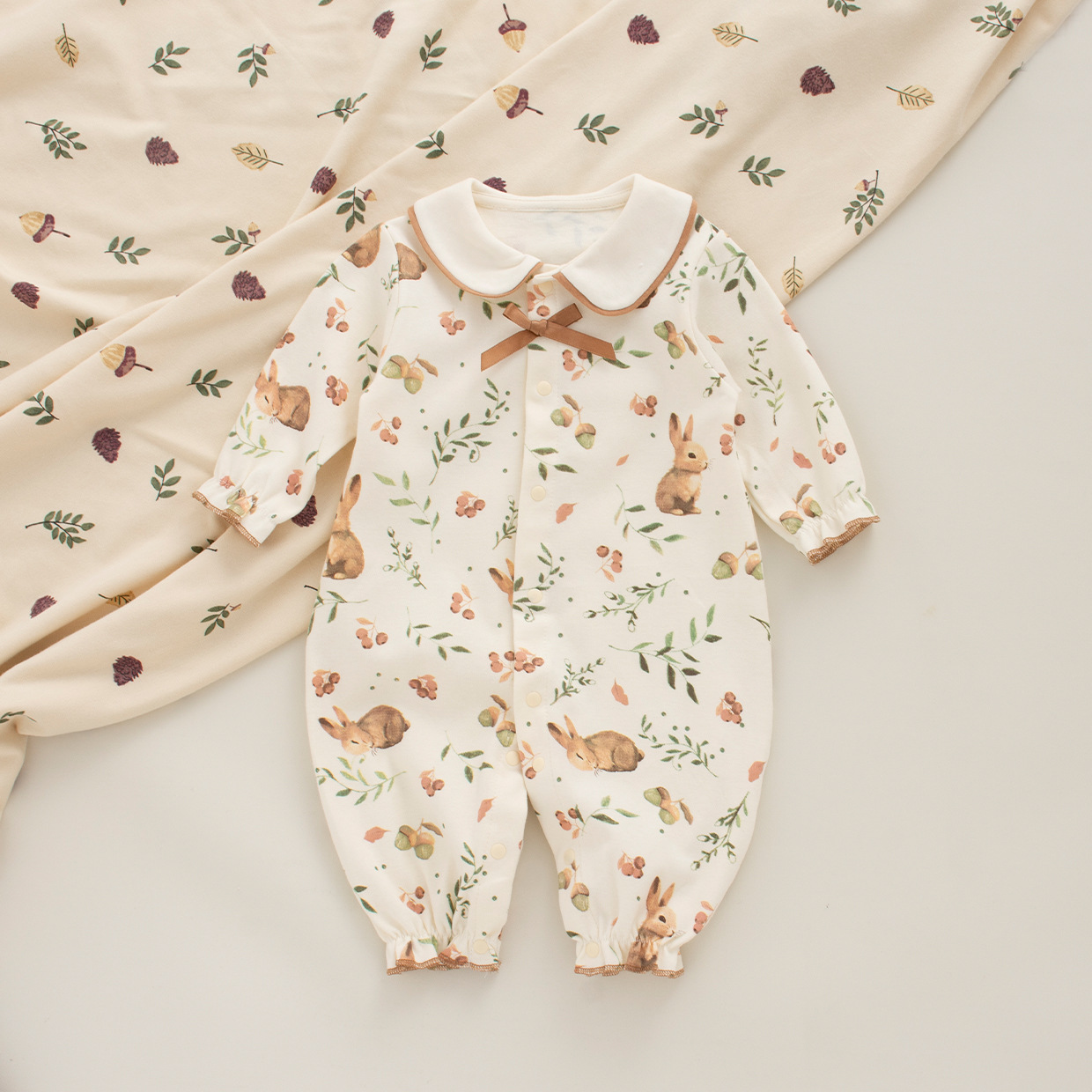 Primavera y otoño nuevo estilo pequeña princesa pintura al óleo viento pequeño conejo mampara recién nacido bebé algodón muñeca cuello de muñeca traje de sombrero de encaje