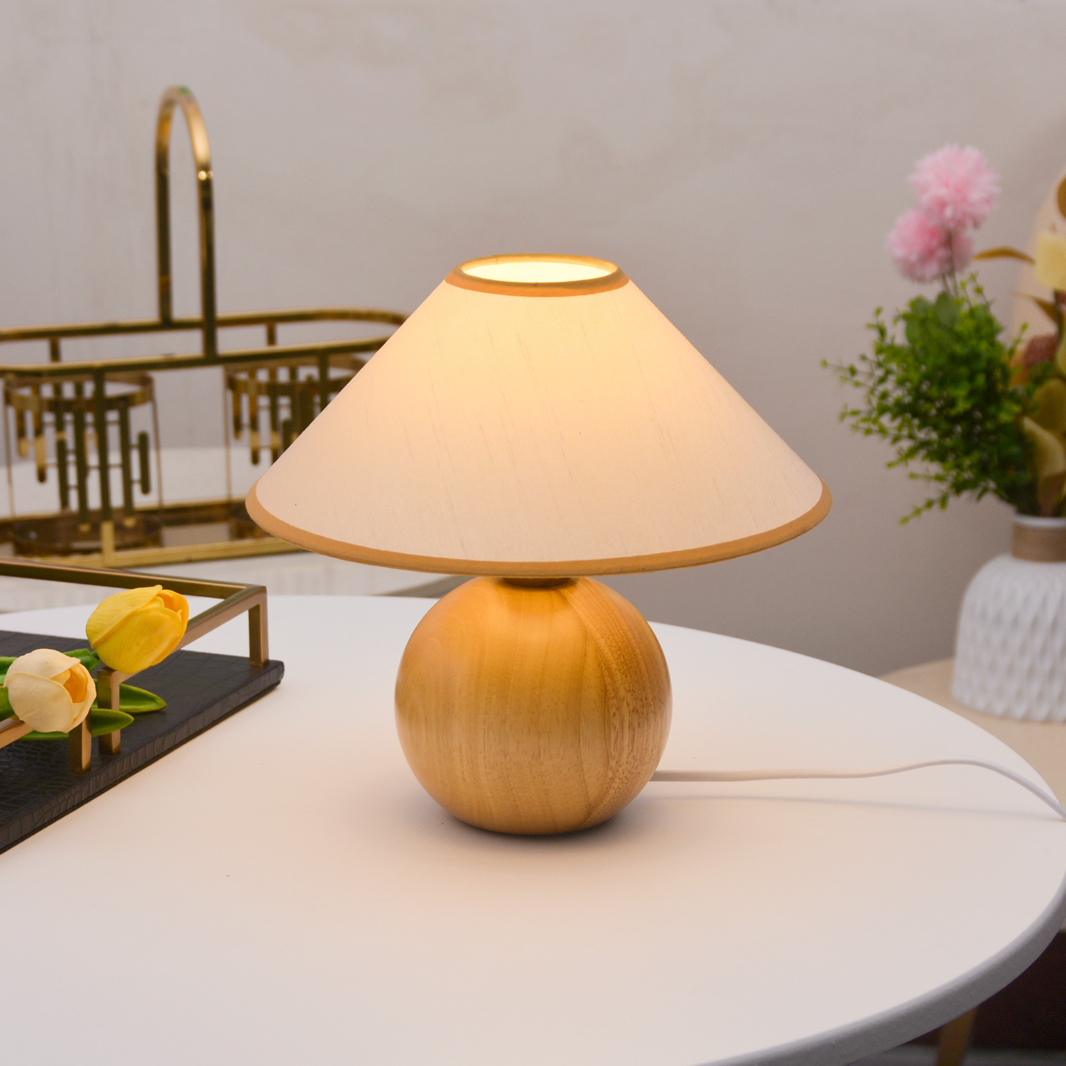 Retro lámpara de mesa de madera maciza nogal color Corea del Sur vintage dormitorio B & B decoración de noche atmósfera pequeña lámpara de mesa