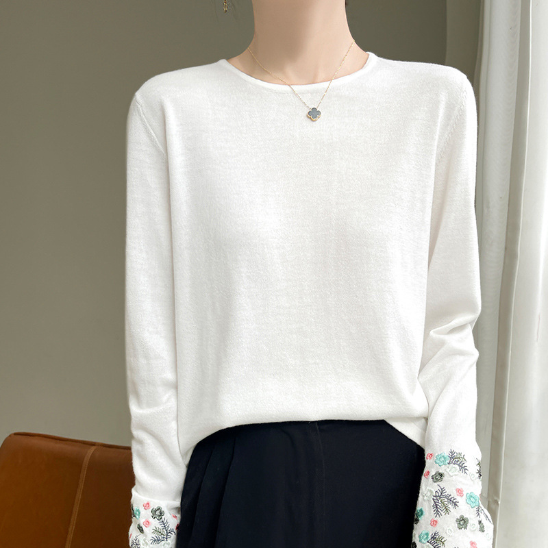 Minimalist embroidered design, exquisite fine knit base layer top for women, round neck, long sleeves, loose fit, versatile and stylish white.