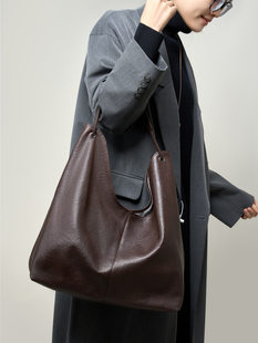Leather capacious one-shoulder bag