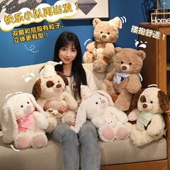 新しいテディベアのぬいぐるみのぬいぐるみの熊のプレゼントは子供が寝て子供をなだめます。