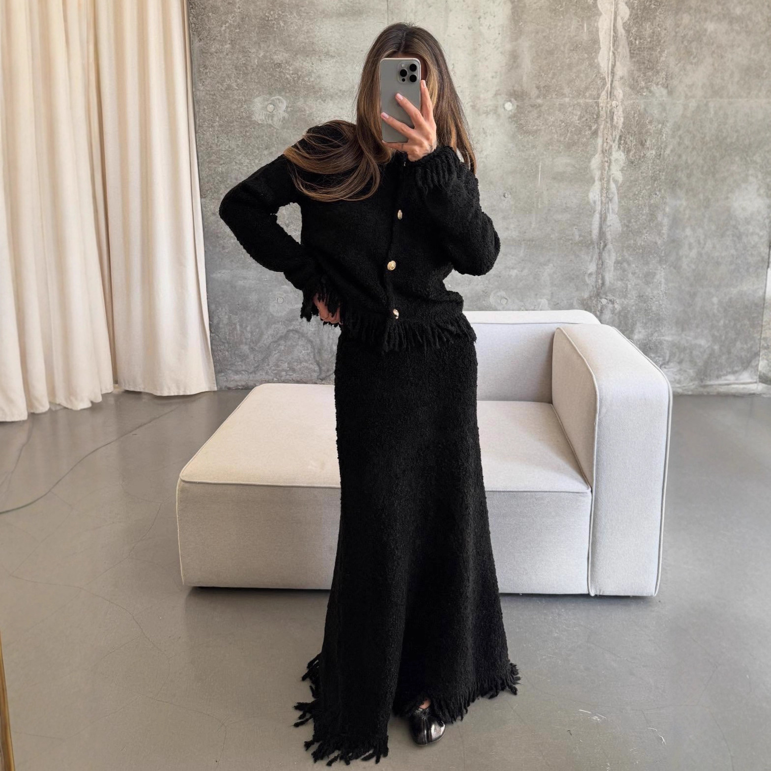 Completo cardigan in maglia a vita alta con frange e minigonna: morbida eleganza con un tocco parigino_voghion.com