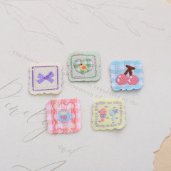 かわいいミニラベルのカラーアニメ布は布を貼って服の専用の子供服のアクセサリーの部品を貼ります。