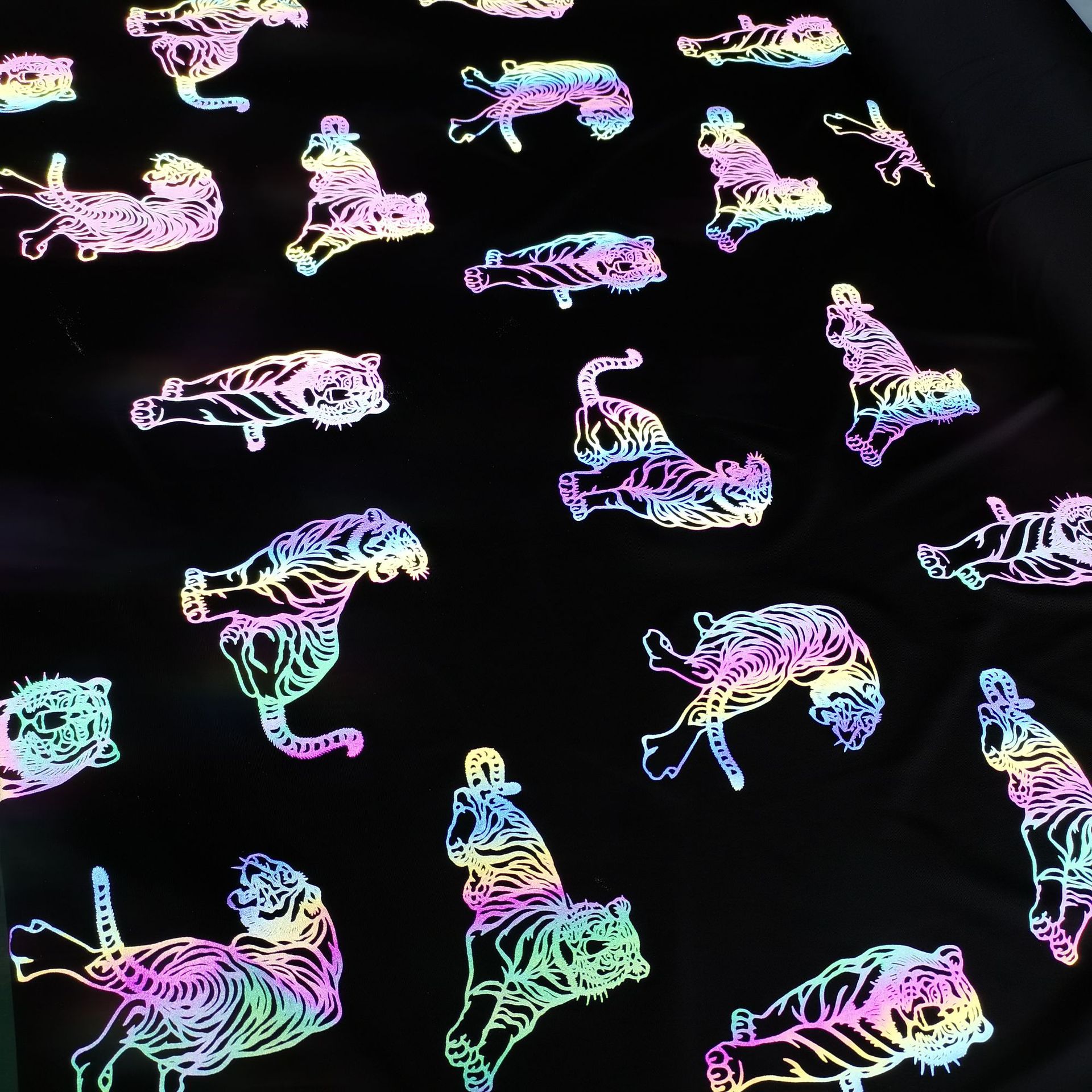 厂家四面弹莱卡反光印花布服装泳衣用 幻彩老虎反光印花布