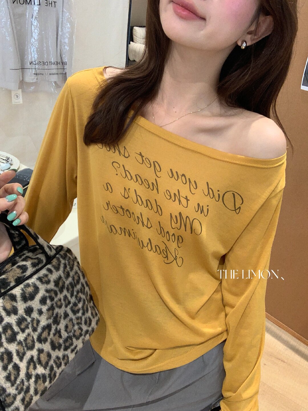Áo thun nữ tay dài cổ tròn in chữ, phong cách Hàn Quốc, chất liệu cotton thoáng mát — màu đen, màu trắng, màu xám, màu vàng chi tiết 35