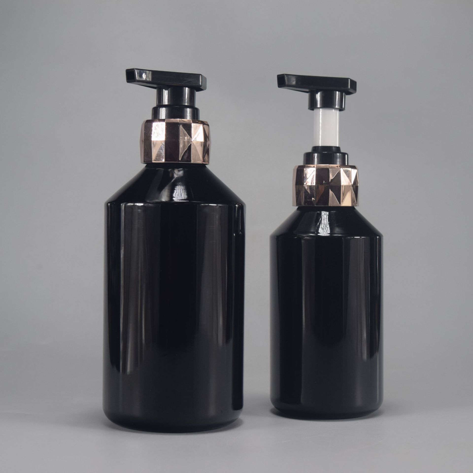In stock 300/500ml black plastic lotion pump bottles cosmetic PET packaging bottles