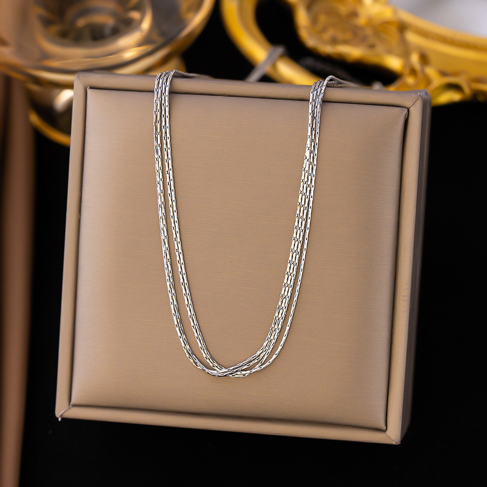 [collar de acero de titanio dorado + acero] collar de amor de nicho con cadena de clavícula avanzada en la moda de lujo ligero femenino