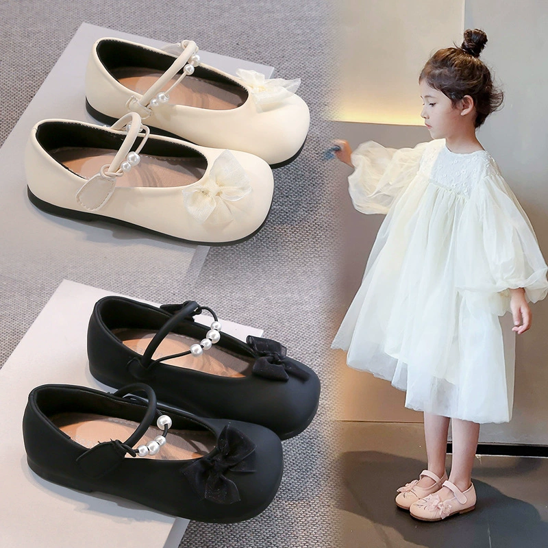 Простые маленькие кожаные туфли для девочек в западном стиле на мягкой подошве. Весенняя новая детская обувь 2025 года. Корейская модная обувь принцессы для маленьких девочек.