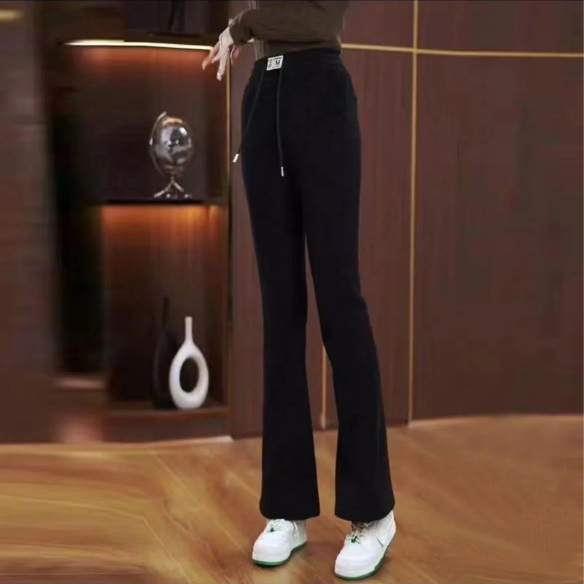 厚い北極の毛の小さいラッパのズボンの2025秋冬の新型のハイウエストのベルベットの保温のカジュアルな女性のズボン