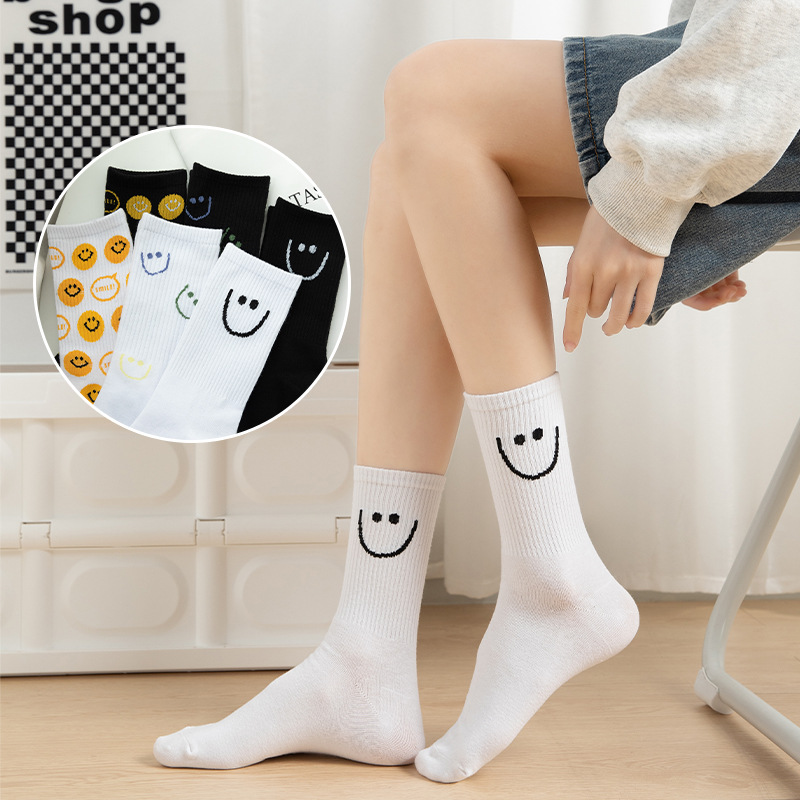 Calcetines de algodón de color sólido media pantorrilla de mujer en blanco y negro cara sonriente verano calcetines de algodón de mujer ins moda Zhuji calcetines al por mayor