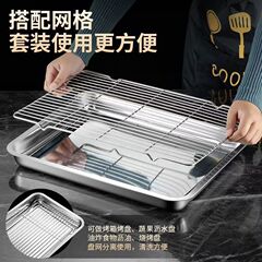 ステンレスの四角い皿の餃子のトレーの油切りの網の揚げ串から油が漏れます。