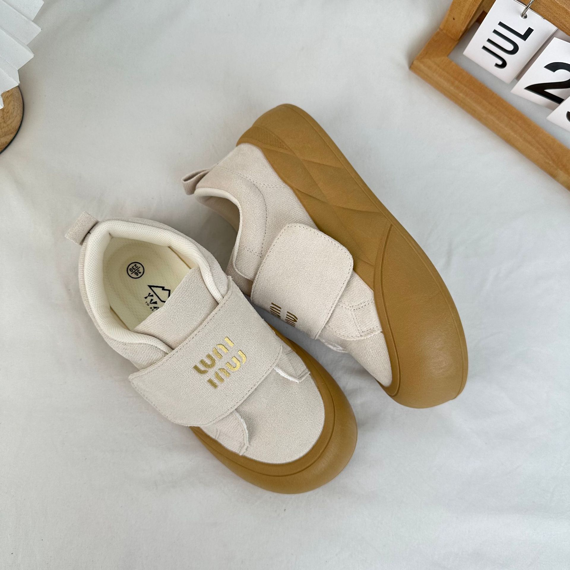 Yuanbo 2024 nuevos zapatos blancos de pastel ligero, zapatos de pan de cabeza grande, zapatos populares coreanos de suela gruesa y feia.