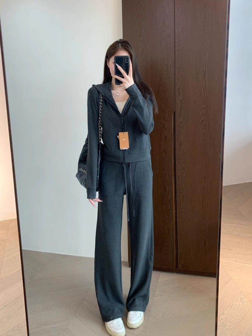 짙은 회색 바지