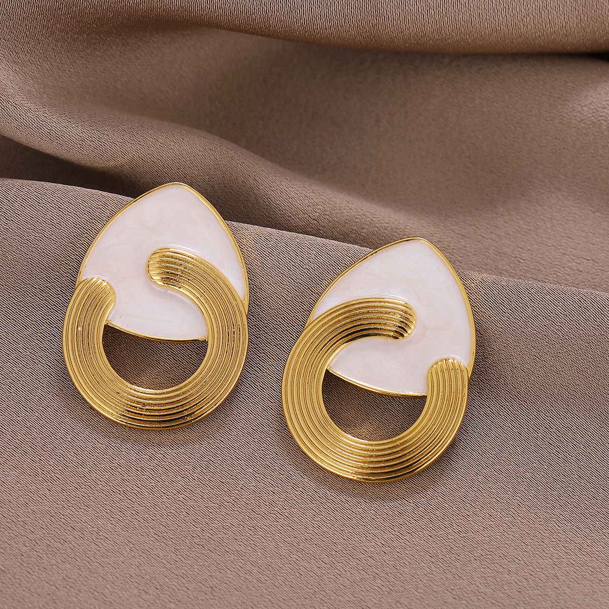 Viento que sopla Medio Verano Zhao Liying mismo estilo pendientes Xu Medio Verano natural blanco pendientes de fritillary triángulo C pendientes nicho diseño
