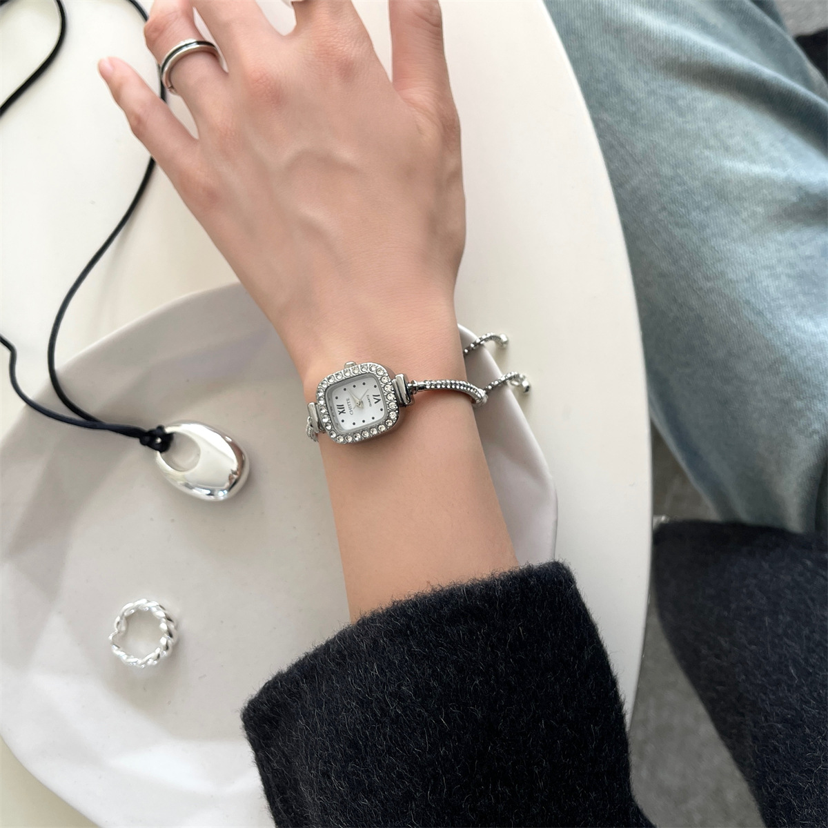 Classic Style Commute Solid Color Jewelry Buckle Quartz Watch display picture 17