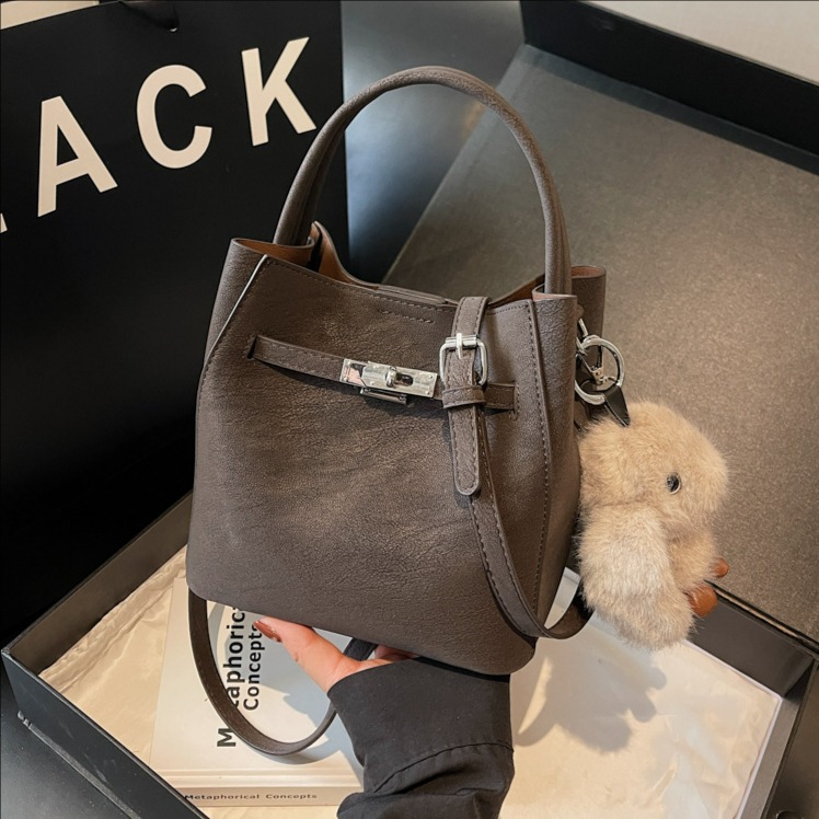 Transfronterizos otoño invierno hija bolsa retro versátil bolso de cubo portátil 2025 nuevo estilo de alta calidad sensación de hombro mochila moda