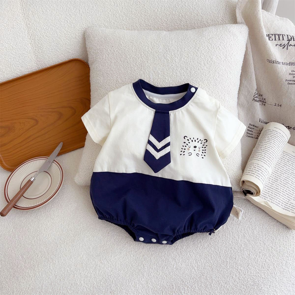 Ropa de bebé estilo fino de verano estilo universitario estilo empalme de manga corta ropa de pedo estilo occidental dibujos animados de bebé masculino escalada corta verano