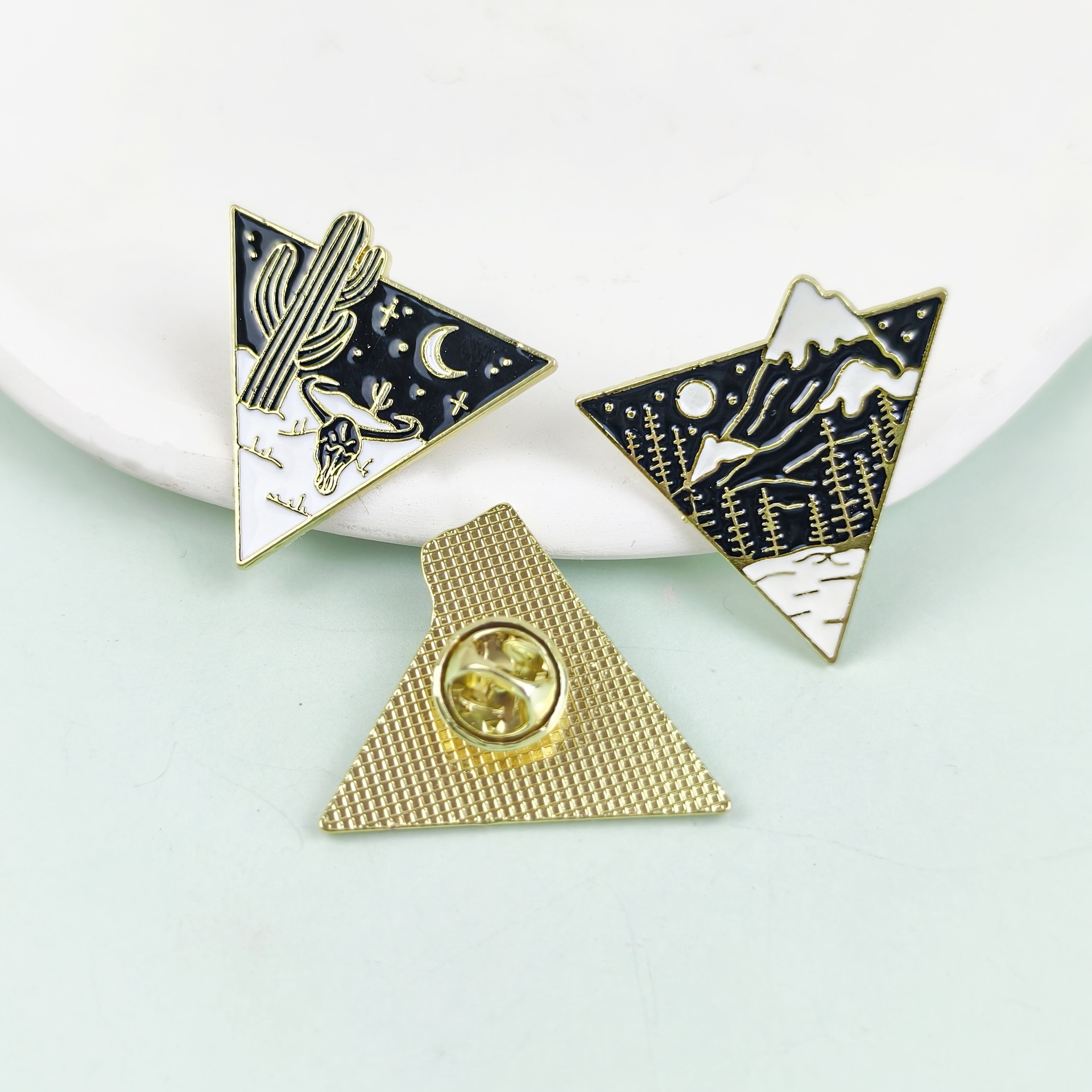 Creativo Xingyue Mountain River Plant Broche Triángulo Geometría Aleación Pin decorativo Medalla Accesorios de vestir Punto transfronterizo