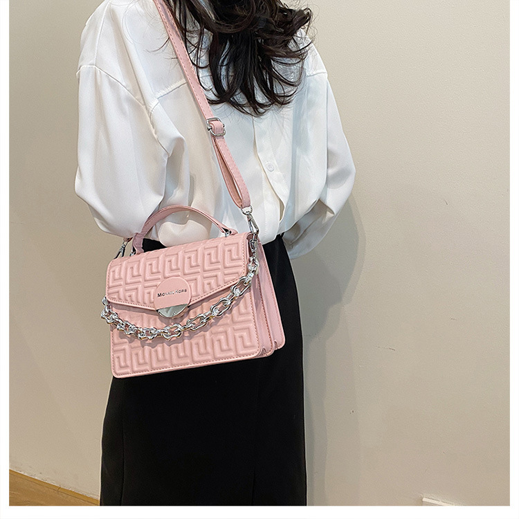 2025 primavera y verano nuevo estilo bolso cuadrado pequeño en relieve bolso de mujer de temperamento de moda de todos los partidos bolso de hombro de mensajero portátil de alta gama