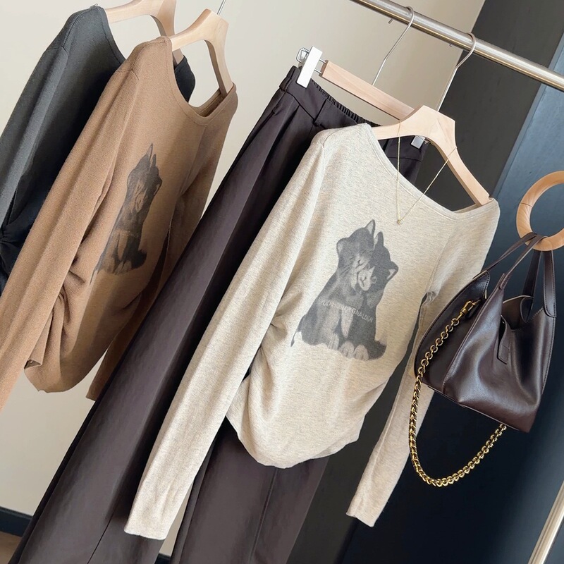 New one-shoulder, cat-print knit sweater, a fashionable and slim-fit inner layer for women, perfect for autumn, in a Korean style