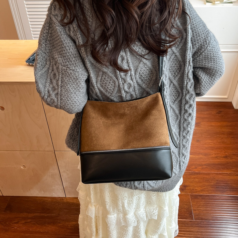 Otoño y invierno bolso de mujer 2025 nuevo retro bolso de cuero de seda empalmado bolso de cubo de agua de viaje universal mochila de hombro