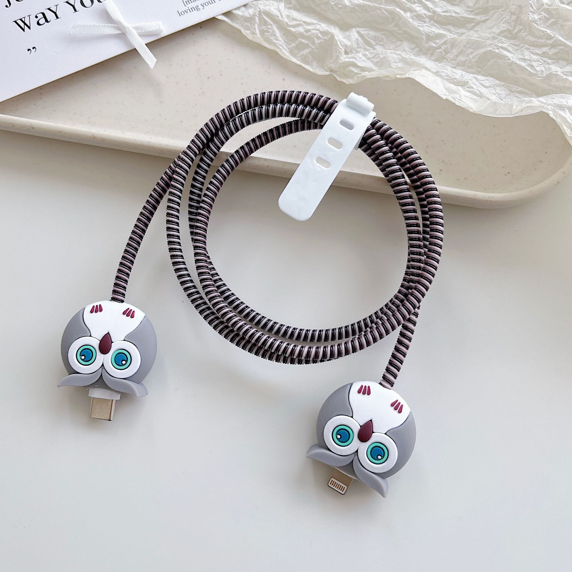 Amazon cartoon cable de datos cubierta adecuada para Apple Android cable de datos de carga rápida cuatro piezas en stock al por mayor