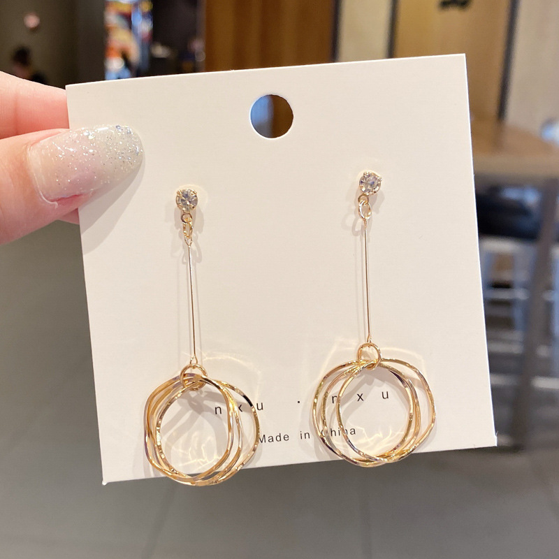 Pendientes transfronterizos, pendientes de metal de alta calidad, pendientes de 2025 nuevos pernos de moda, temperamento ligero y lujoso, pendientes de atmósfera