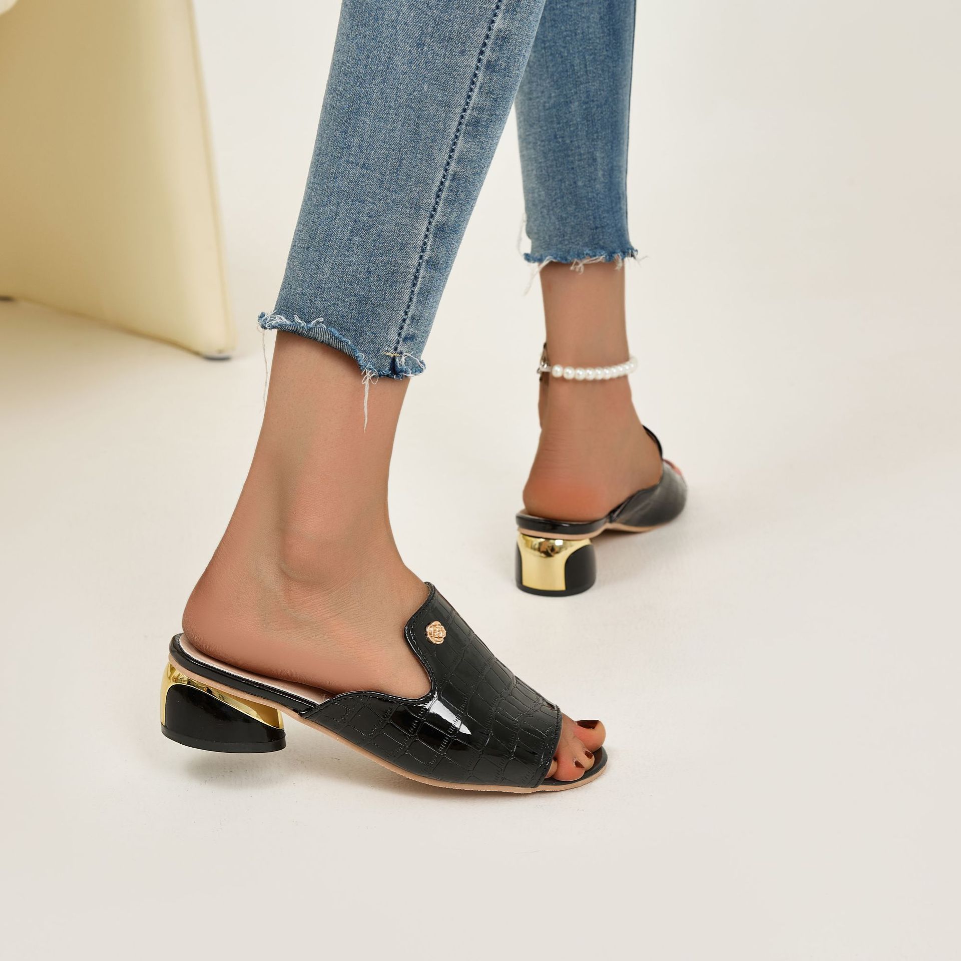 Zapatillas de zapatillas de tacones de verano nuevos zapatos de mujer sandalias de cuero suave para usar fuera de la moda pez boca zapatos de mujer de tamaño grande stock