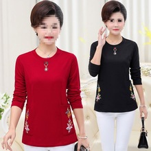 妈妈装春季新款绣花恤中老年女装长袖打底衫圆领纯色宽松上衣