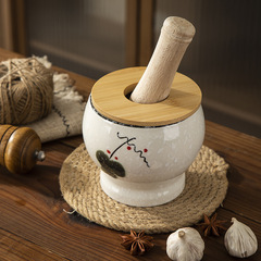 陶磁器のニンニクをつぶして薬をつぶします。ニンニクをつぶします。