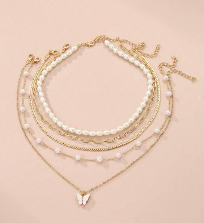 Set di collana a strati con perle e oro e ciondolo a farfalla, collezione di choker boho-chic multifilo, gioielli impilabili di ispirazione vintage per donna, Roma_voghion.com