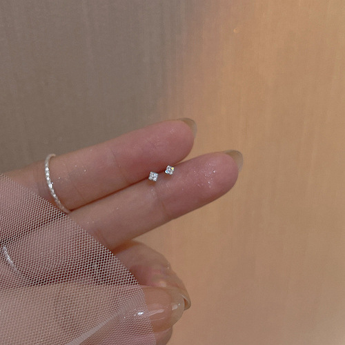 Delicate and exquisite rhombus S925 silver needle earrings with square zirconia studs, suitable for ladies, minimalist and elegant fashion earrings.