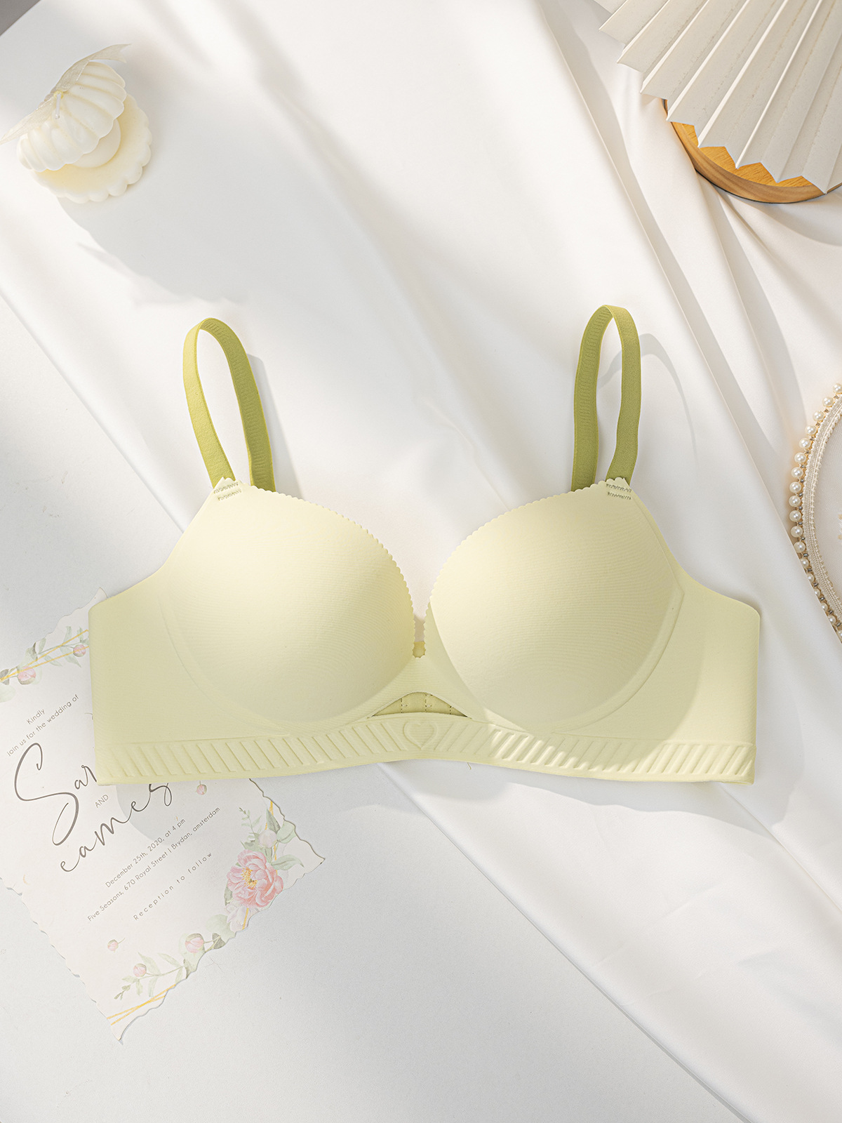 Venta directa de fábrica comercio electrónico transfronterizo Sudeste de Asia Vietnam Tailandia damas pecho pequeño simple sujetador ligero cómodo