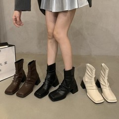 フランスのレトロな小衆の方頭は街の小さいショートブーツの女性を揚げます。