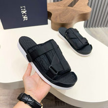 D����Ьħ����һ����ŷ��վ�ļ���Ь�⴩����������������ֻ�