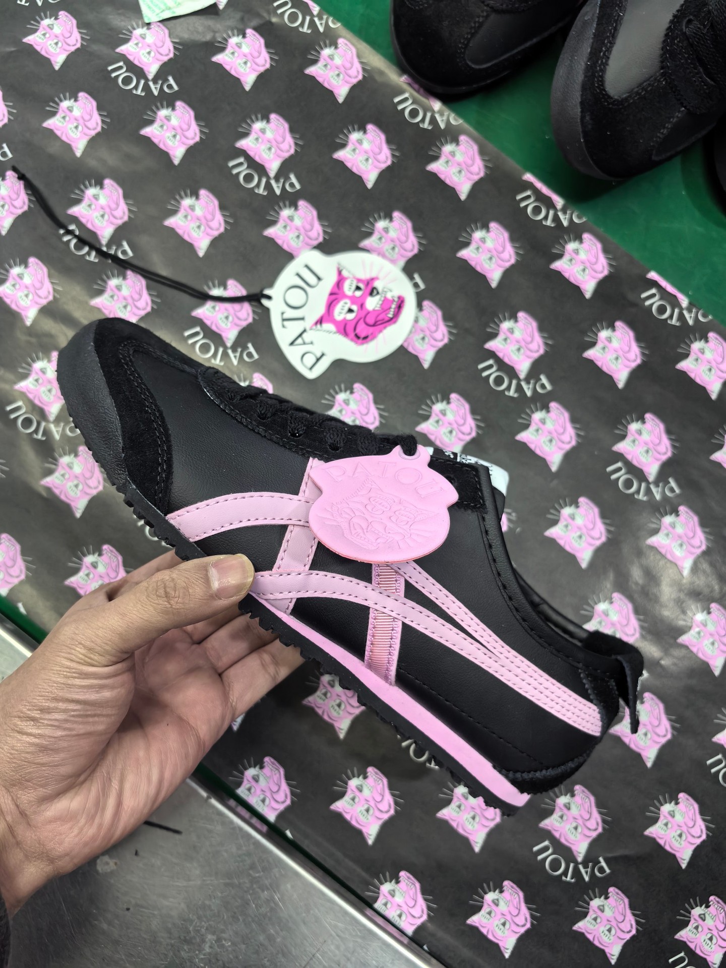 고스트 블랙 핑크 가죽