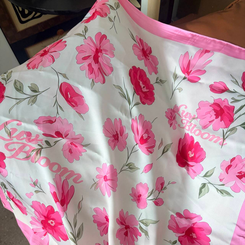 156 # lenço quadrado estampado com flor rosa (B43-55)