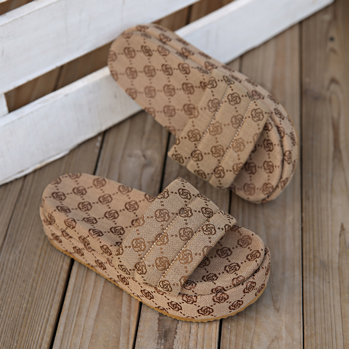 Dames plateau slippers met bloemendecoratie en dubbele zool_voghion.com