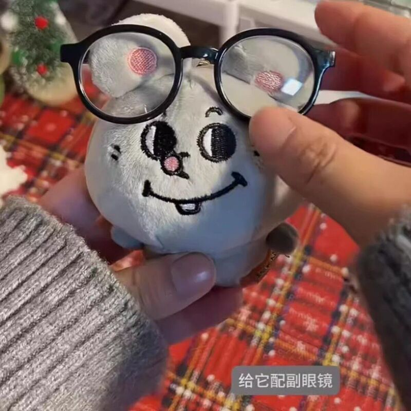ネットレッドのぬいぐるみとラットのリュックサックのぬいぐるみのぬいぐるみが女の子のぬいぐるみを持ってきた|undefined