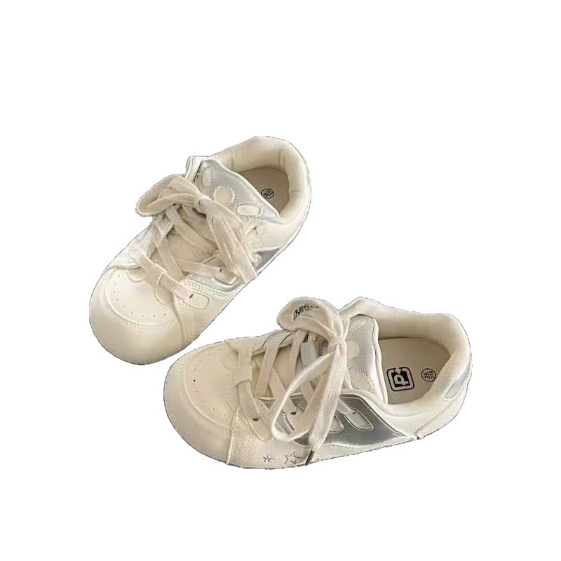 2026 primavera y otoño nuevos estudiantes de estilo universal cómodo de baja parte zapatos de skate de cabeza grande brillante plata entrenamiento de la escuela puff zapatos blancos pequeñas mujeres